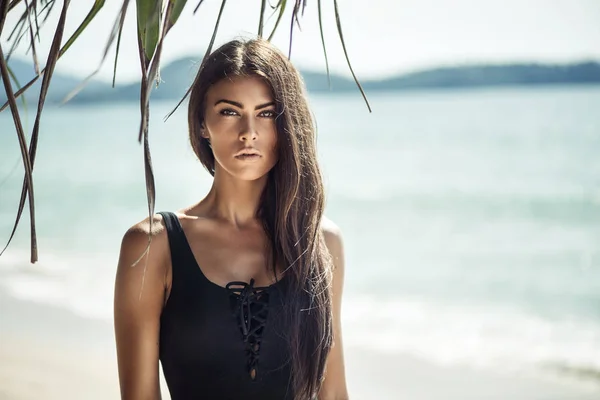 Retrato de uma mulher jovem e sedutora em uma praia — Fotografia de Stock