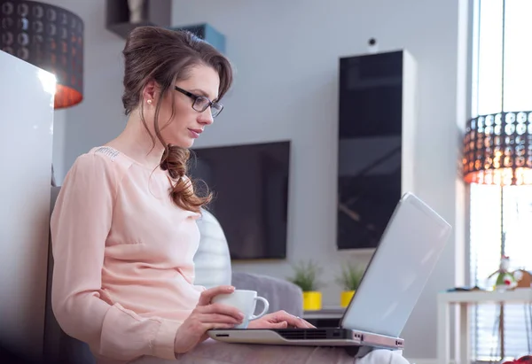 Donna bruna che lavora con il computer portatile — Foto Stock