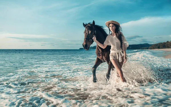 Fröhliche, sinnliche Dame, die mit einem Pferd geht — Stockfoto