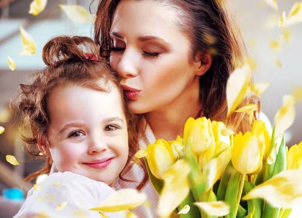 Bonita jovem mãe beijando filha Imagens De Bancos De Imagens