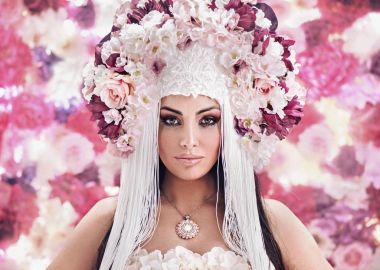 Renkli bir çelenk giyen genç ve güzel perisi