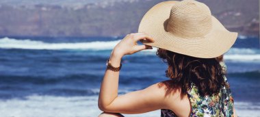 Genç Bayan kumsalda dinlenme