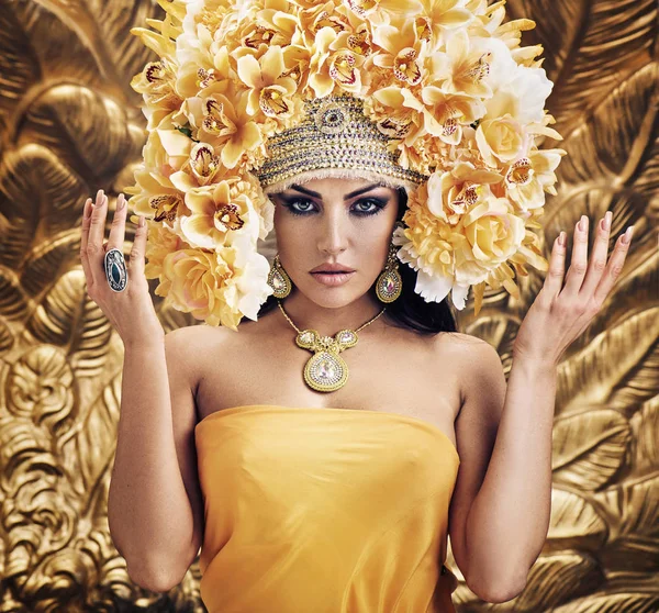 Ładna Brunetka kobieta nosi ogromne kolorowy koronki — Zdjęcie stockowe