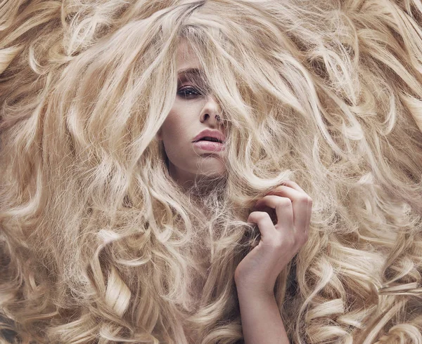 Photo conceptuelle d'une femme avec une perruque luxuriante — Photo