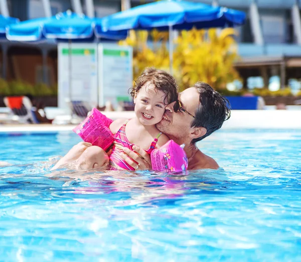 Schöner Vater, der mit einer süßen Tochter schwimmt — Stockfoto