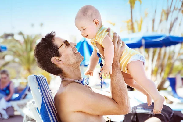 Schöner Mann umarmt seinen geliebten Sohn — Stockfoto