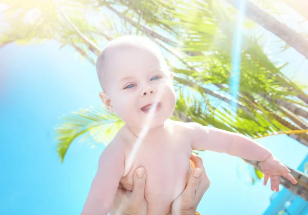 Retrato de um menino bonito carregado por sua mãe — Fotografia de Stock