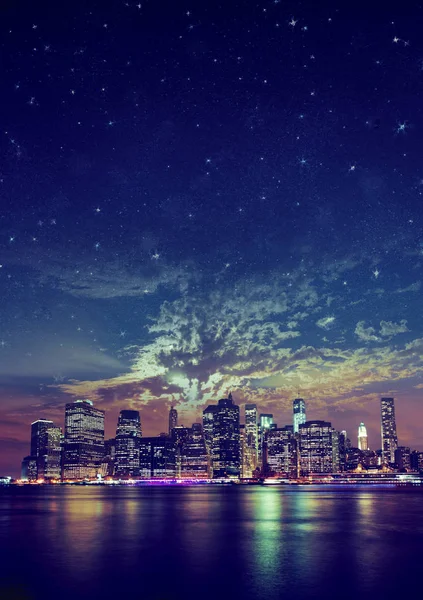 Foto panorámica nocturna de la ciudad, rascacielos — Foto de Stock