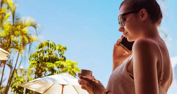 Retrato de uma mulher atraente bebendo um café Imagem De Stock