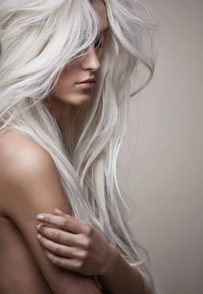 Senhora muito nua com um exuberante coiffure — Fotografia de Stock