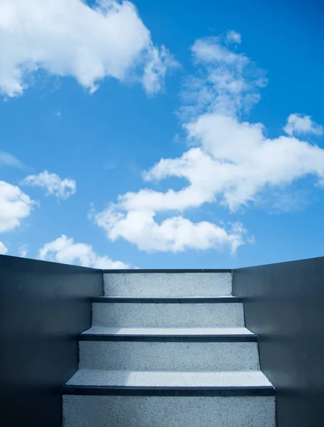 Лестница, ведущая в небо — стоковое фото