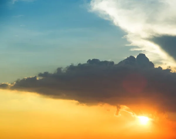 湛蓝的天空，云的自然背景 — 图库照片