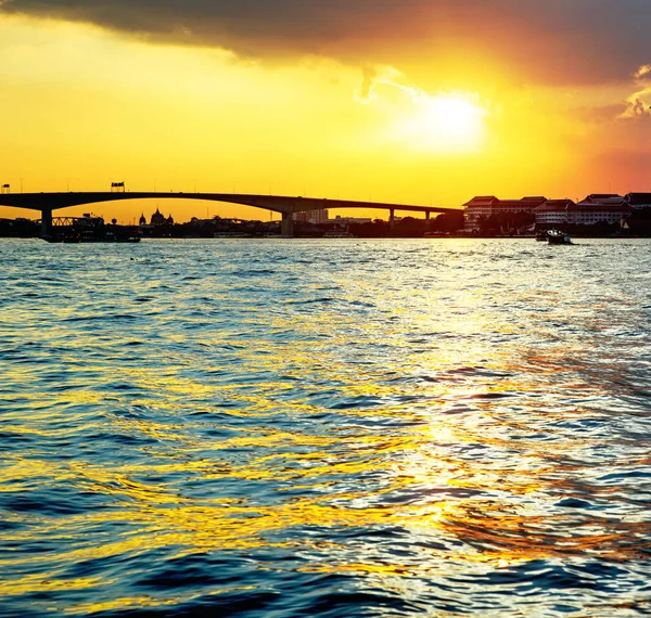 Gouden zonsondergang van Bangkok aan de zee — Stockfoto