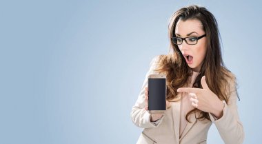 Bir cep telefonu poiting Amazed esmer bayan