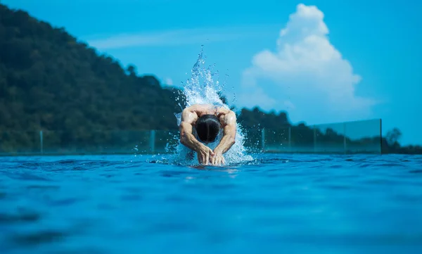 Junge Athletin schwimmt im Ozean — Stockfoto