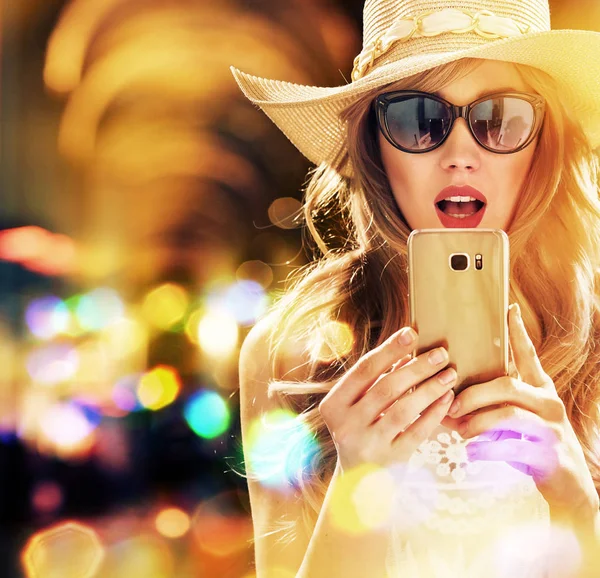 Akıllı telefon kullanan güzel, zarif kadın