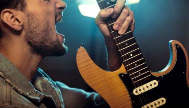 Gitar çalan bir rock yıldızının portresi