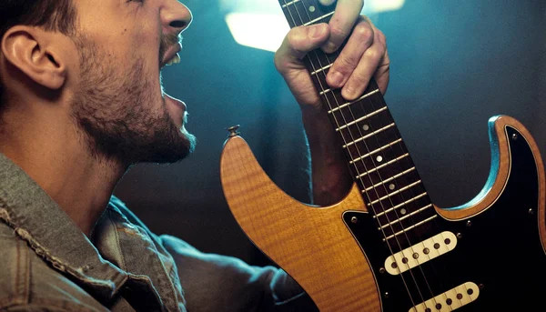 Retrato de uma estrela de rock tocando guitarra — Fotografia de Stock