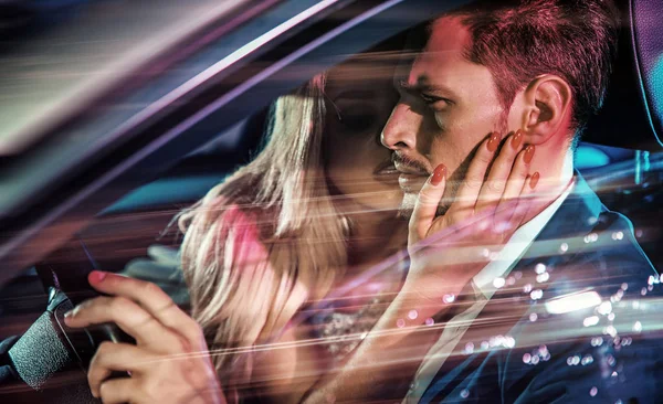 Очаровательная блондинка смотрит на своего мужа за рулем — стоковое фото