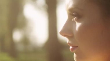 Güzel Bayan yaz havanın tadını