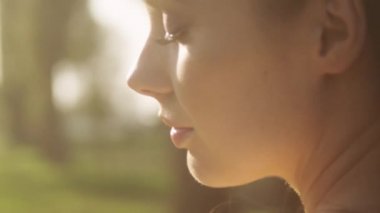 Güzel Bayan yaz havanın tadını