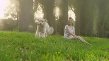 Hamile kadın bir çayır üzerinde rahatlatıcı