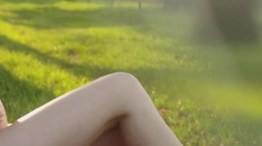 Hamile kadın bir çayır üzerinde rahatlatıcı