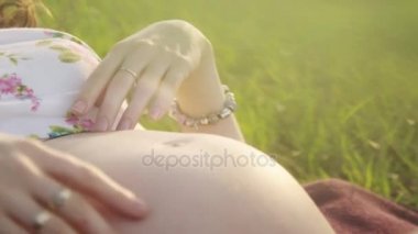 Hamile kadının bir yaz hava durumu - taze çayır.