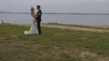 Doğaya yakın balayına mutlu yeni evliler