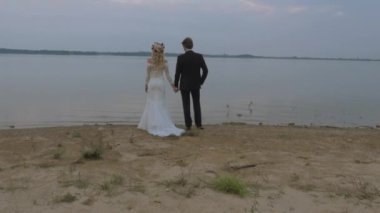 Doğaya yakın balayına mutlu yeni evliler