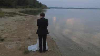 Doğaya yakın balayına mutlu yeni evliler