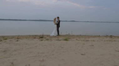 Doğaya yakın balayına mutlu yeni evliler