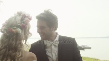 Doğaya yakın balayına mutlu yeni evliler