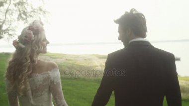 Doğaya yakın balayına mutlu yeni evliler