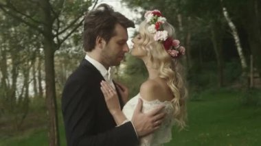 Doğaya yakın balayına mutlu yeni evliler