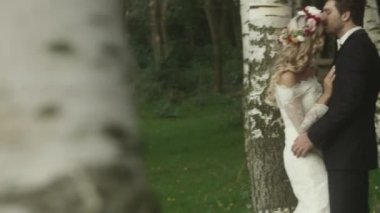 Doğaya yakın balayına mutlu yeni evliler