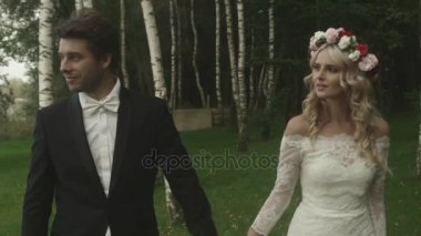 Doğaya yakın balayına mutlu yeni evliler