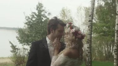 Doğaya yakın balayına mutlu yeni evliler