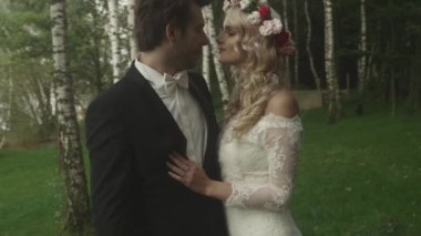 Doğaya yakın balayına mutlu yeni evliler