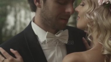 Doğaya yakın balayına mutlu yeni evliler