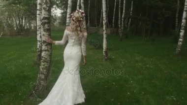 Ağaçları arasında çekici genç gelin