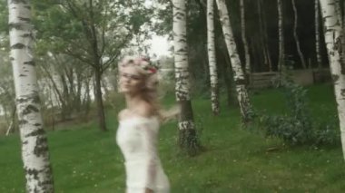 Ağaçları arasında çekici genç gelin