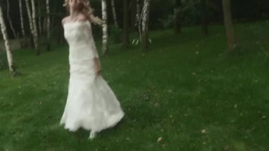 Ağaçları arasında çekici genç gelin