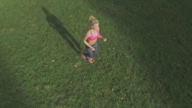 Yaz parkta uzanan uygun, genç kadın