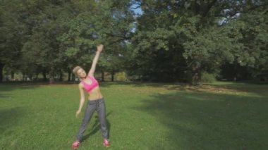 Yaz parkta uzanan uygun, genç kadın