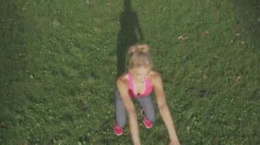 Yaz parkta uzanan uygun, genç kadın