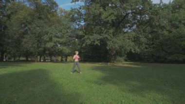 Yaz parkta uzanan uygun, genç kadın