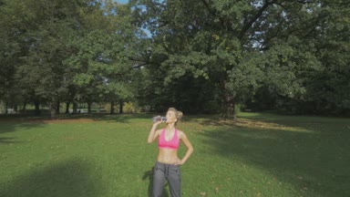 Yaz parkta uzanan uygun, genç kadın