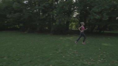 Yaz parkta uzanan uygun, genç kadın