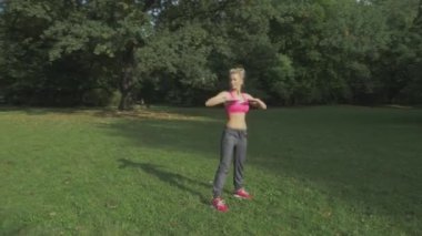 Yaz parkta uzanan uygun, genç kadın